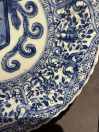 Een paar Chinese blauw-witte borden met het wapen van De Pinto voor de Portugese markt, Kangxi