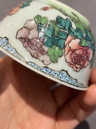 Een paar Chinese famille rose koppen en schotels met hanen, Yongzheng