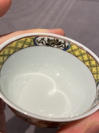 Een paar Chinese famille rose koppen en schotels met hanen, Yongzheng