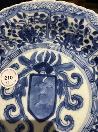 Een paar Chinese blauw-witte borden met het wapen van De Pinto voor de Portugese markt, Kangxi
