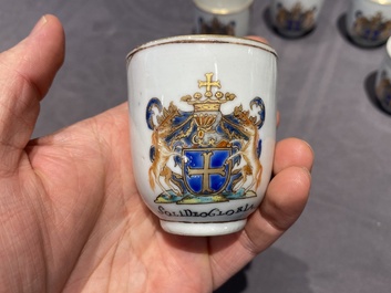 Un service &agrave; th&eacute; de 21 pi&egrave;ces en porcelaine de Chine aux armes de 'Van der Cruyce' pour le march&eacute; belge, Qianlong
