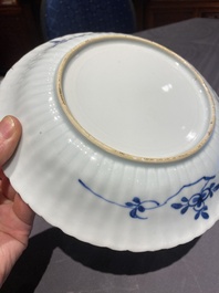 Een paar Chinese blauw-witte borden met het wapen van De Pinto voor de Portugese markt, Kangxi