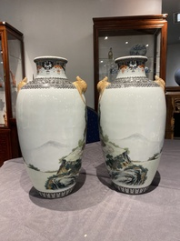 Paire de vases en porcelaine de Chine famille rose &agrave; d&eacute;cor de l'histoire de Hua Mulan, marque de Jingdezhen, R&eacute;volution Culturelle
