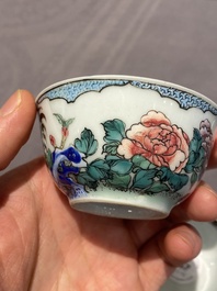 Een paar Chinese famille rose koppen en schotels met hanen, Yongzheng