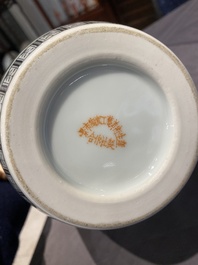 Paire de vases en porcelaine de Chine famille rose &agrave; d&eacute;cor de l'histoire de Hua Mulan, marque de Jingdezhen, R&eacute;volution Culturelle