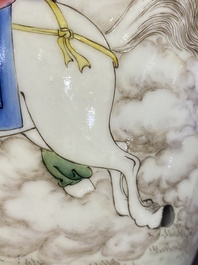 Paire de vases en porcelaine de Chine famille rose &agrave; d&eacute;cor de l'histoire de Hua Mulan, marque de Jingdezhen, R&eacute;volution Culturelle