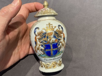 Un service &agrave; th&eacute; de 21 pi&egrave;ces en porcelaine de Chine aux armes de 'Van der Cruyce' pour le march&eacute; belge, Qianlong