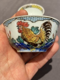 Een paar Chinese famille rose koppen en schotels met hanen, Yongzheng