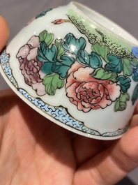 Een paar Chinese famille rose koppen en schotels met hanen, Yongzheng