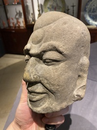 T&ecirc;te d'un Luohan en gr&egrave;s sculpt&eacute;, Chine, Yuan/Ming