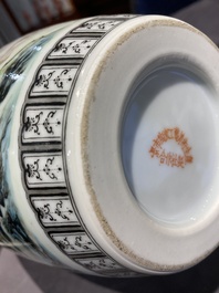 Paire de vases en porcelaine de Chine famille rose &agrave; d&eacute;cor de l'histoire de Hua Mulan, marque de Jingdezhen, R&eacute;volution Culturelle