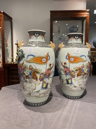 Paire de vases en porcelaine de Chine famille rose &agrave; d&eacute;cor de l'histoire de Hua Mulan, marque de Jingdezhen, R&eacute;volution Culturelle