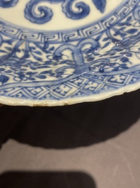 Een paar Chinese blauw-witte borden met het wapen van De Pinto voor de Portugese markt, Kangxi
