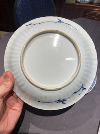 Een paar Chinese blauw-witte borden met het wapen van De Pinto voor de Portugese markt, Kangxi