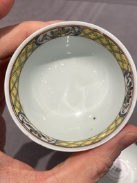 Een paar Chinese famille rose koppen en schotels met hanen, Yongzheng