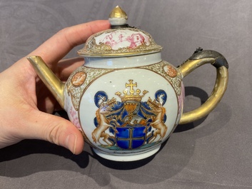 Un service &agrave; th&eacute; de 21 pi&egrave;ces en porcelaine de Chine aux armes de 'Van der Cruyce' pour le march&eacute; belge, Qianlong