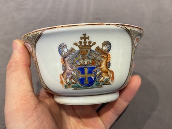 Un service &agrave; th&eacute; de 21 pi&egrave;ces en porcelaine de Chine aux armes de 'Van der Cruyce' pour le march&eacute; belge, Qianlong