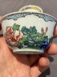 Een paar Chinese famille rose koppen en schotels met hanen, Yongzheng