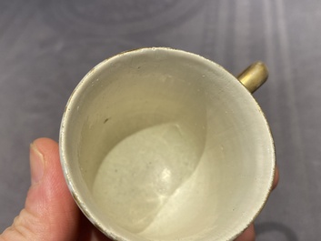 Un service &agrave; th&eacute; de 21 pi&egrave;ces en porcelaine de Chine aux armes de 'Van der Cruyce' pour le march&eacute; belge, Qianlong