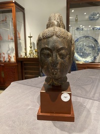 Een Chinees bruin-grijs kalkstenen hoofd van Bodhisattva, wellicht Tang