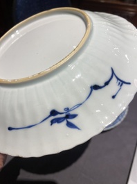 Een paar Chinese blauw-witte borden met het wapen van De Pinto voor de Portugese markt, Kangxi