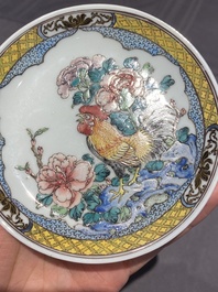 Een paar Chinese famille rose koppen en schotels met hanen, Yongzheng