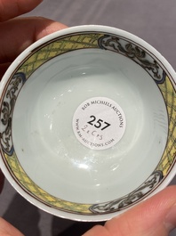 Een paar Chinese famille rose koppen en schotels met hanen, Yongzheng