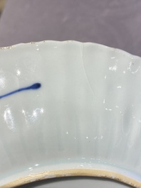 Een paar Chinese blauw-witte borden met het wapen van De Pinto voor de Portugese markt, Kangxi