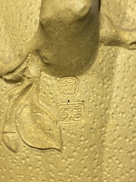 Th&eacute;i&egrave;re couverte en gr&egrave;s de Yixing &agrave; d&eacute;cor d'&eacute;cureuils et papillons, marque en creux de Chen Janyin 陳建寅, Kangxi