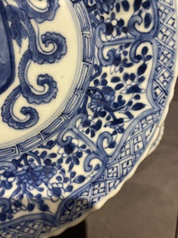 Een paar Chinese blauw-witte borden met het wapen van De Pinto voor de Portugese markt, Kangxi
