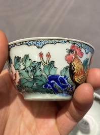 Een paar Chinese famille rose koppen en schotels met hanen, Yongzheng