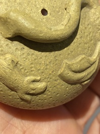 Th&eacute;i&egrave;re couverte en gr&egrave;s de Yixing &agrave; d&eacute;cor d'&eacute;cureuils et papillons, marque en creux de Chen Janyin 陳建寅, Kangxi