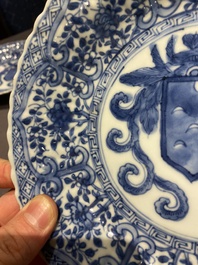 Een paar Chinese blauw-witte borden met het wapen van De Pinto voor de Portugese markt, Kangxi