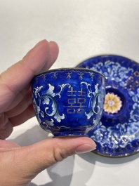 Paire de tasses sur supports de type 'trembleuse' en &eacute;maux de Canton &agrave; d&eacute;cor 'Shou', Chine, Qianlong
