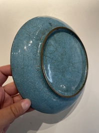 Een Chinees bord in Canton email met 'sanduo' decor, Qianlong