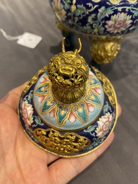 Br&ucirc;le-parfum couvert pour l'hommage imp&eacute;rial en &eacute;maux de Canton &agrave; fond bleu, marque et &eacute;poque de Qianlong