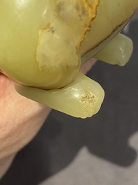 Animal mythique en jade c&eacute;ladon tach&eacute; de rouille, Chine, 18&egrave;me