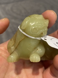 Animal mythique en jade c&eacute;ladon tach&eacute; de rouille, Chine, 18&egrave;me