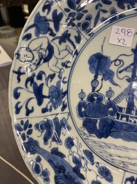 Paire de plats en porcelaine de Chine en bleu et blanc &agrave; d&eacute;cor de navires de la Compagnie des Indes, Kangxi