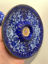 Paire de tasses sur supports de type 'trembleuse' en &eacute;maux de Canton &agrave; d&eacute;cor 'Shou', Chine, Qianlong