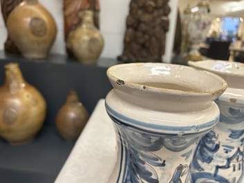 Une paire d'albarelli et une chevrette en majolique italienne en bleu, blanc et mangan&egrave;se, Savone, 17&egrave;me