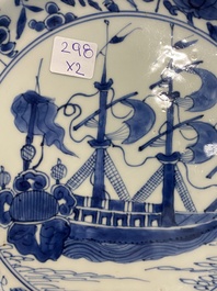 Paire de plats en porcelaine de Chine en bleu et blanc &agrave; d&eacute;cor de navires de la Compagnie des Indes, Kangxi