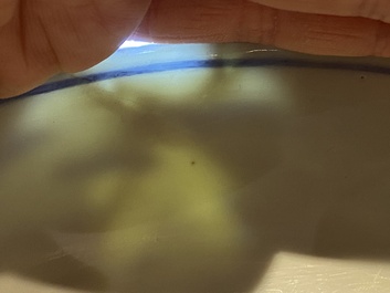 Een Chinees blauw-wit 'draken' bord, Jiajijng merk en periode