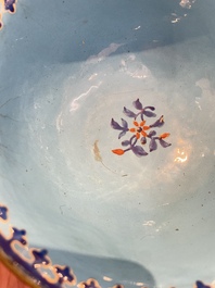 Une coupe &agrave; &eacute;pices &agrave; d&eacute;cor d'un lotus et un bol en &eacute;maux de Canton, Chine, Qianlong/Jiaqing