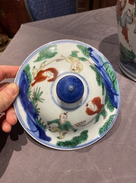 Vase couvert en porcelaine de Chine wucai &agrave; d&eacute;cor de gar&ccedil;ons jouant, &eacute;poque Transition