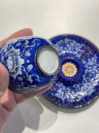 Paire de tasses sur supports de type 'trembleuse' en &eacute;maux de Canton &agrave; d&eacute;cor 'Shou', Chine, Qianlong