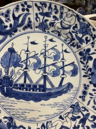 Paire de plats en porcelaine de Chine en bleu et blanc &agrave; d&eacute;cor de navires de la Compagnie des Indes, Kangxi