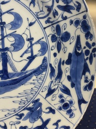 Paire de plats en porcelaine de Chine en bleu et blanc &agrave; d&eacute;cor de navires de la Compagnie des Indes, Kangxi