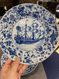 Paire de plats en porcelaine de Chine en bleu et blanc &agrave; d&eacute;cor de navires de la Compagnie des Indes, Kangxi