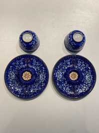 Paire de tasses sur supports de type 'trembleuse' en &eacute;maux de Canton &agrave; d&eacute;cor 'Shou', Chine, Qianlong